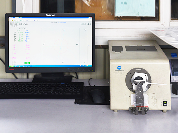 Desktop spectrophotometer